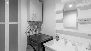 Apartemen | Kamar mandi | Kombinasi shower/bathtub, pengering rambut, sandal, dan handuk