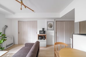 Leilighet | Oppholdsområde | En 42-tommers Flatskjerm-TV med digitale kanaler