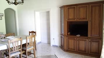 Basic Apartment, Mountain View | Living area