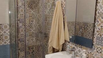 Basic-Apartment, Stadtblick | Badezimmer
