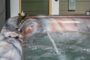 Hot Tub Oasis: Unwind in luxury with stunning marble accents and bubbling relaxation! - Fall Getaway | Dollywood | Hot Tub | Pets OK (Sevierville)