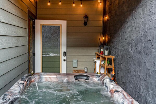 Spa Retreat: Relax in your private hot tub, surrounded by tranquility and stunning mountain walls! - Fall Getaway | Dollywood | Hot Tub | Pets OK (Sevierville)