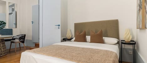 Iron/ironing board, travel crib, WiFi, bed sheets