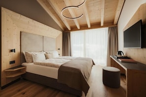 Desk, laptop workspace, travel crib, free WiFi