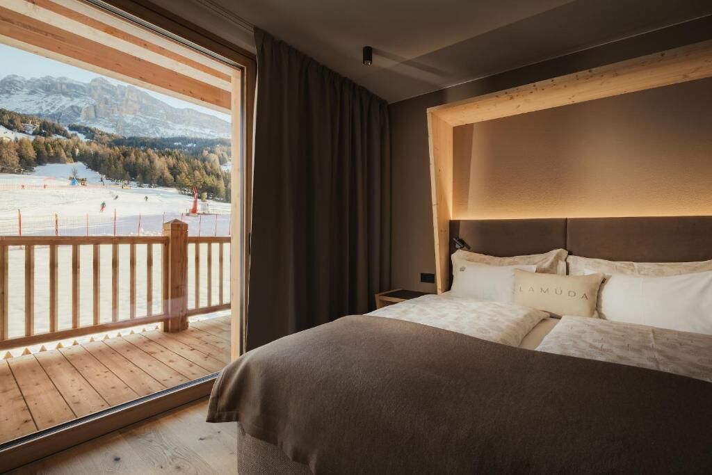 Superior-Doppelzimmer, Balkon, Bergblick | Schreibtisch, laptopgeeigneter Arbeitsplatz, Reisekinderbett