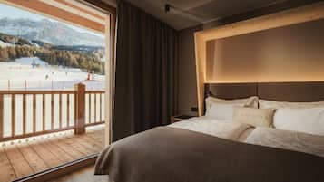 Superior-Doppelzimmer, Balkon, Bergblick | Schreibtisch, laptopgeeigneter Arbeitsplatz, Reisekinderbett