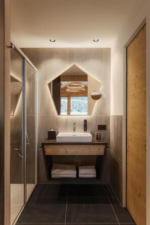 Deluxe Double Room, Balcony, Mountain View | Bathroom | Shower, free toiletries, hair dryer, towels - Hotel La Müda (Badia)