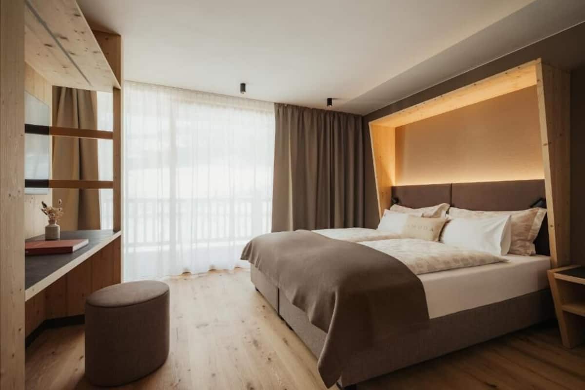 Habitación doble superior, balcón, vista a la montaña | Espacio para trabajar con laptop, cunas gratuitas y wifi gratis 