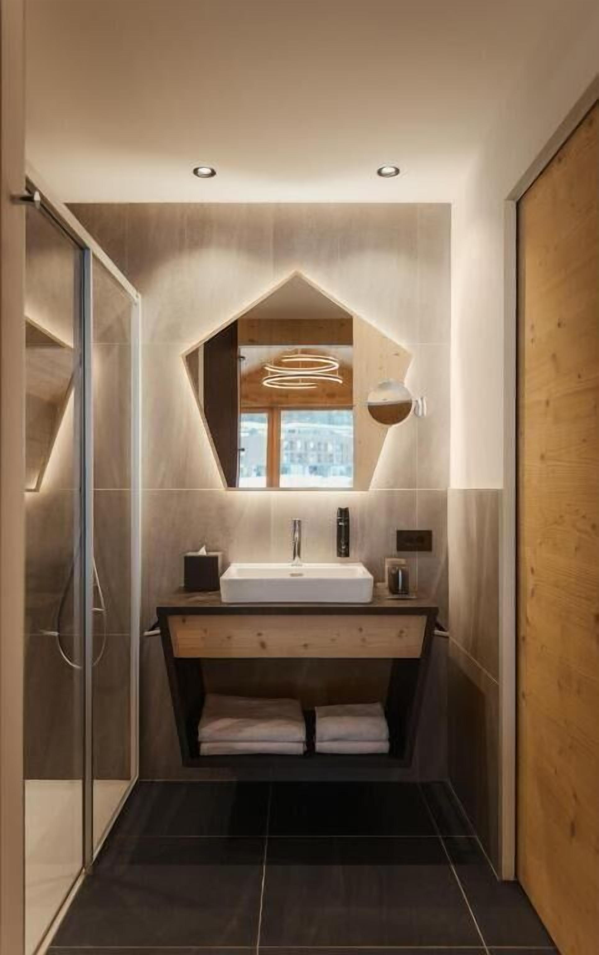 Deluxe tweepersoonskamer, balkon, uitzicht op bergen | Badkamer | Een douche, een haardroger, handdoeken, zeep