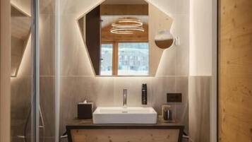 Deluxe tweepersoonskamer, balkon, uitzicht op bergen | Badkamer | Een douche, een haardroger, handdoeken, zeep