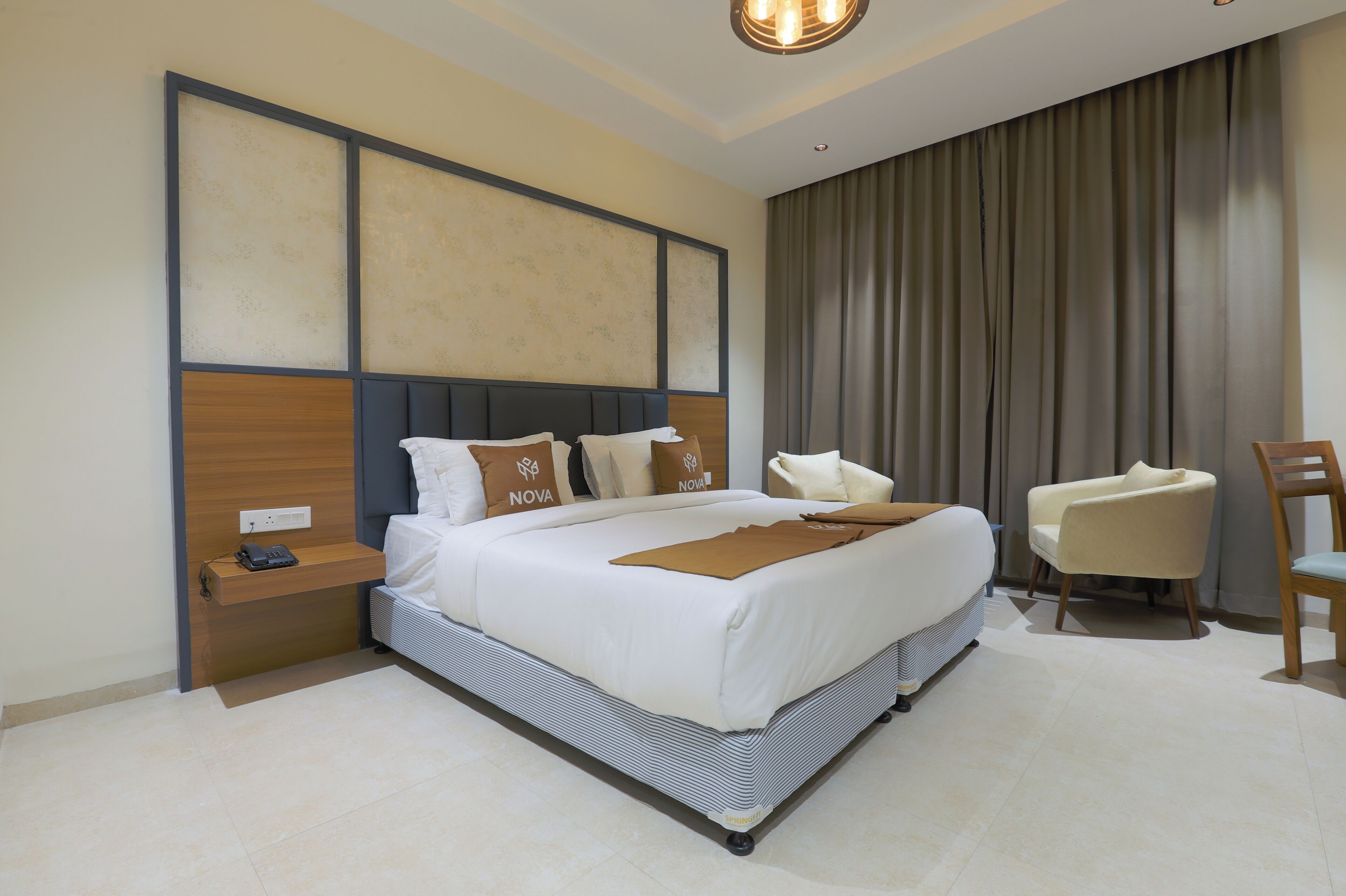 Deluxe Double or Twin Room | In-room safe, desk, laptop workspace, blackout curtains