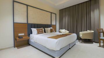 Deluxe Double or Twin Room | In-room safe, desk, laptop workspace, blackout curtains