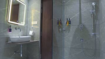 Junior Double or Twin Room | Bathroom | Shower, hair dryer, slippers, towels