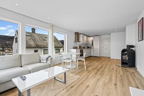 Un apartamento moderno con sala de estar, cocina y comedor.