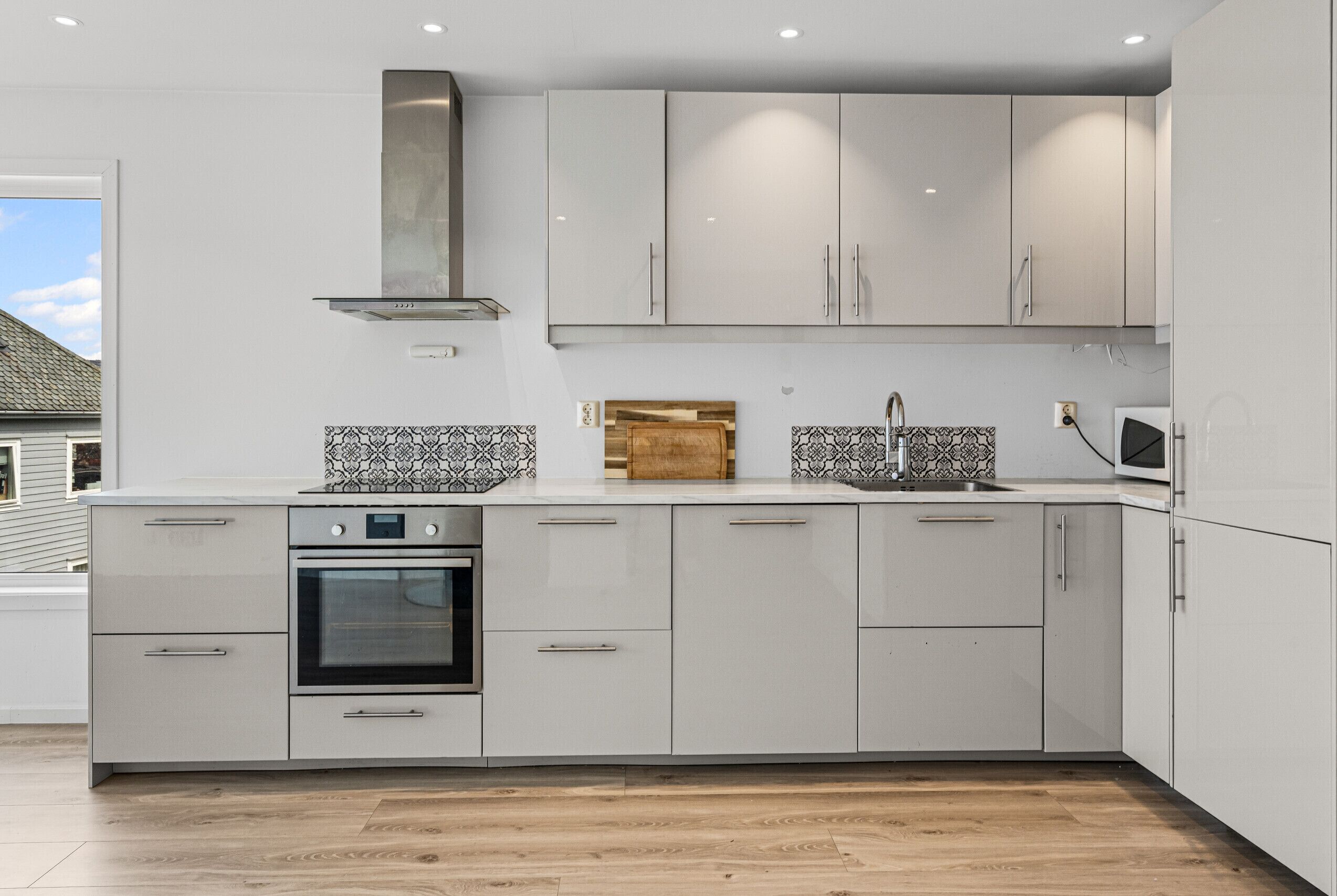 Oven, dishwasher, cookware/dishes/utensils