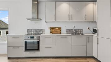 Oven, dishwasher, cookware/dishes/utensils
