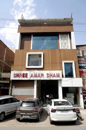 A building with a sign reading 'SHREE AMAR DHAM' and a closed shutter at the entrance. - Shri Amar Dham Near Prem Mandir Vrindavan (Vrindavan)
