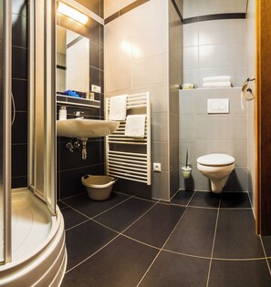 Familienzimmer, Parkblick | Badezimmer | Dusche, kostenlose Toilettenartikel, Haartrockner, Handtücher