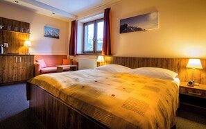Familienzimmer, Parkblick | Zimmersafe, Schreibtisch, laptopgeeigneter Arbeitsplatz