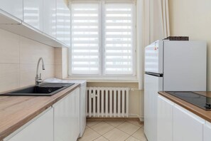 Eine Küche mit Spüle, Herd und Kühlschrank.