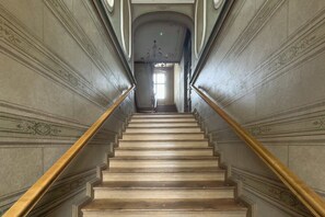 Eine prachtvolle Treppe mit aufwendigen Wandverzierungen und einem Kronleuchter.