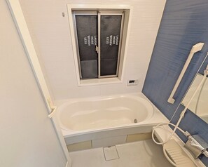 A bathroom with a bathtub, a window, and a shower area. - Coco Stay 5minute walk from Kuroiso Station 2LD / Nasushiobara City Tochigi (Nasushiobara City)