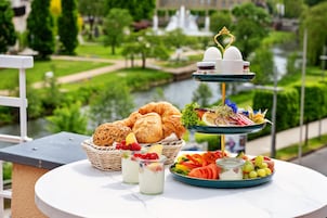 Una mesa de buffet con diversos alimentos y un centro de mesa decorativo.