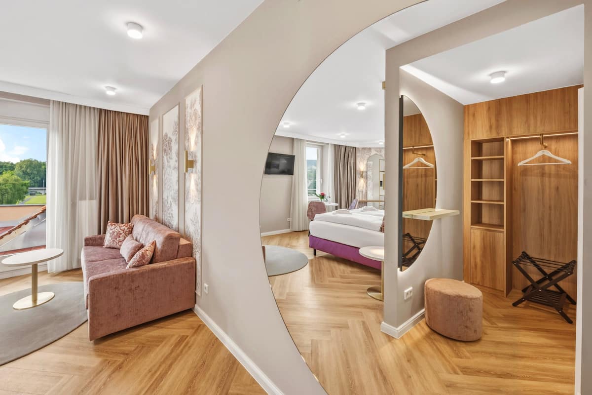 Presidential Suite, Balcony, City View | Peti besi dalam bilik, meja, ruang kerja komputer riba, Wi-fi percuma 