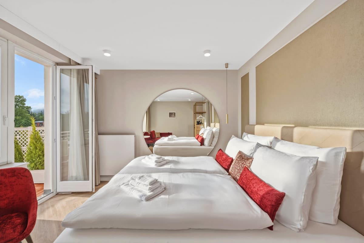Junior Studio Suite, Balcony, City View | Peti besi dalam bilik, meja, ruang kerja komputer riba, Wi-fi percuma 