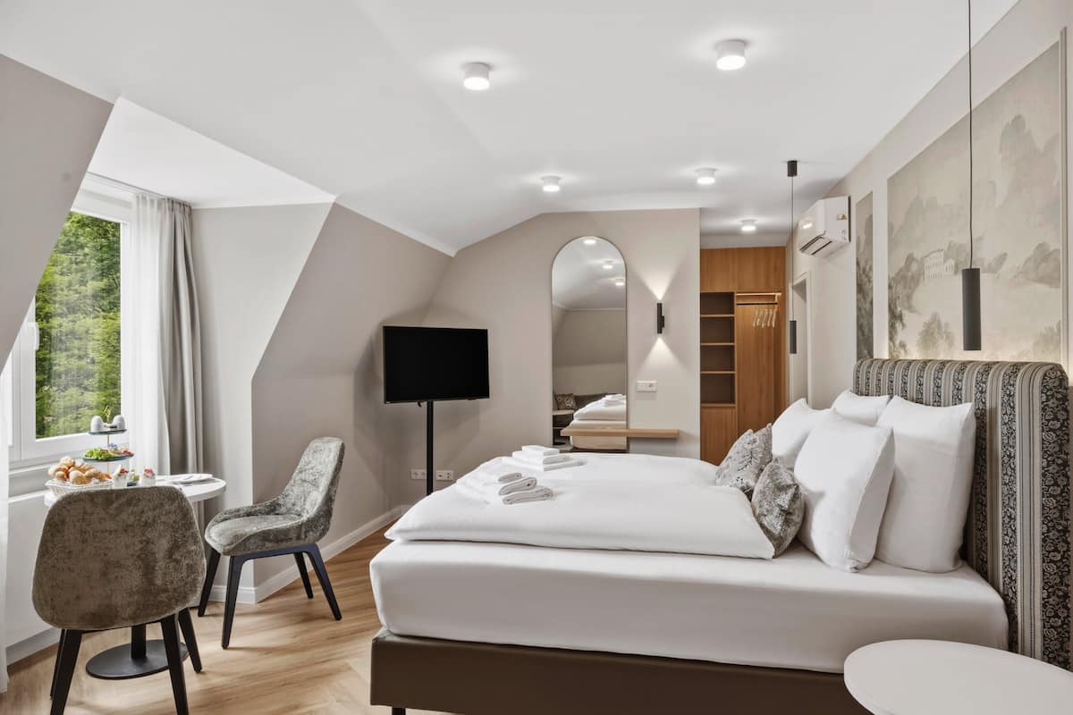 Luxury Studio Suite, City View | Peti besi dalam bilik, meja, ruang kerja komputer riba, Wi-fi percuma 