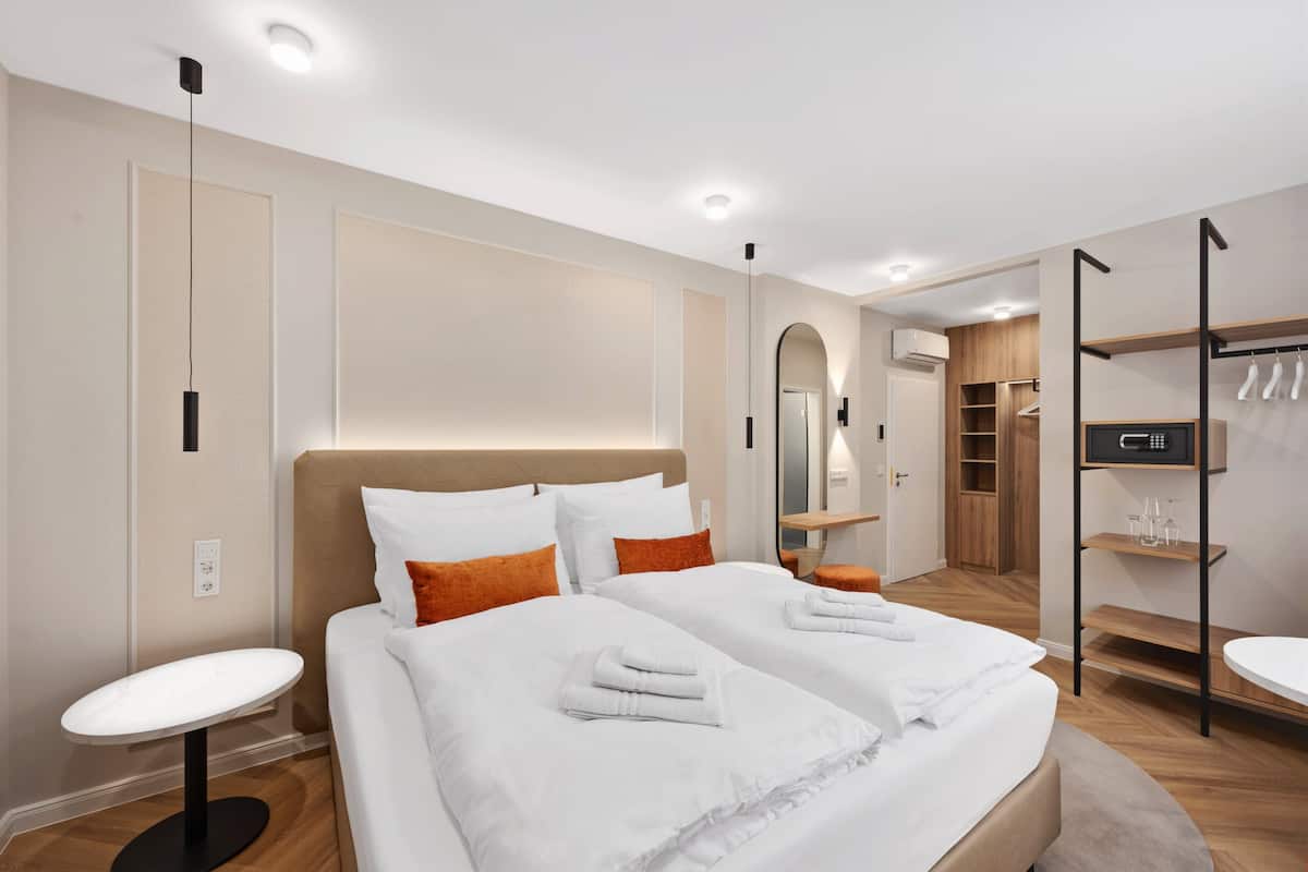 Deluxe Double Room, Garden View | Peti besi dalam bilik, meja, ruang kerja komputer riba, Wi-fi percuma 