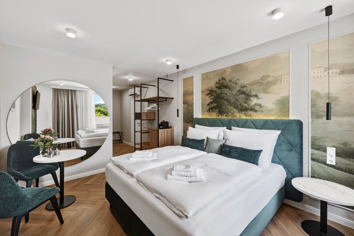 Deluxe Double Room, City View | Peti besi dalam bilik, meja, ruang kerja komputer riba, Wi-fi percuma 