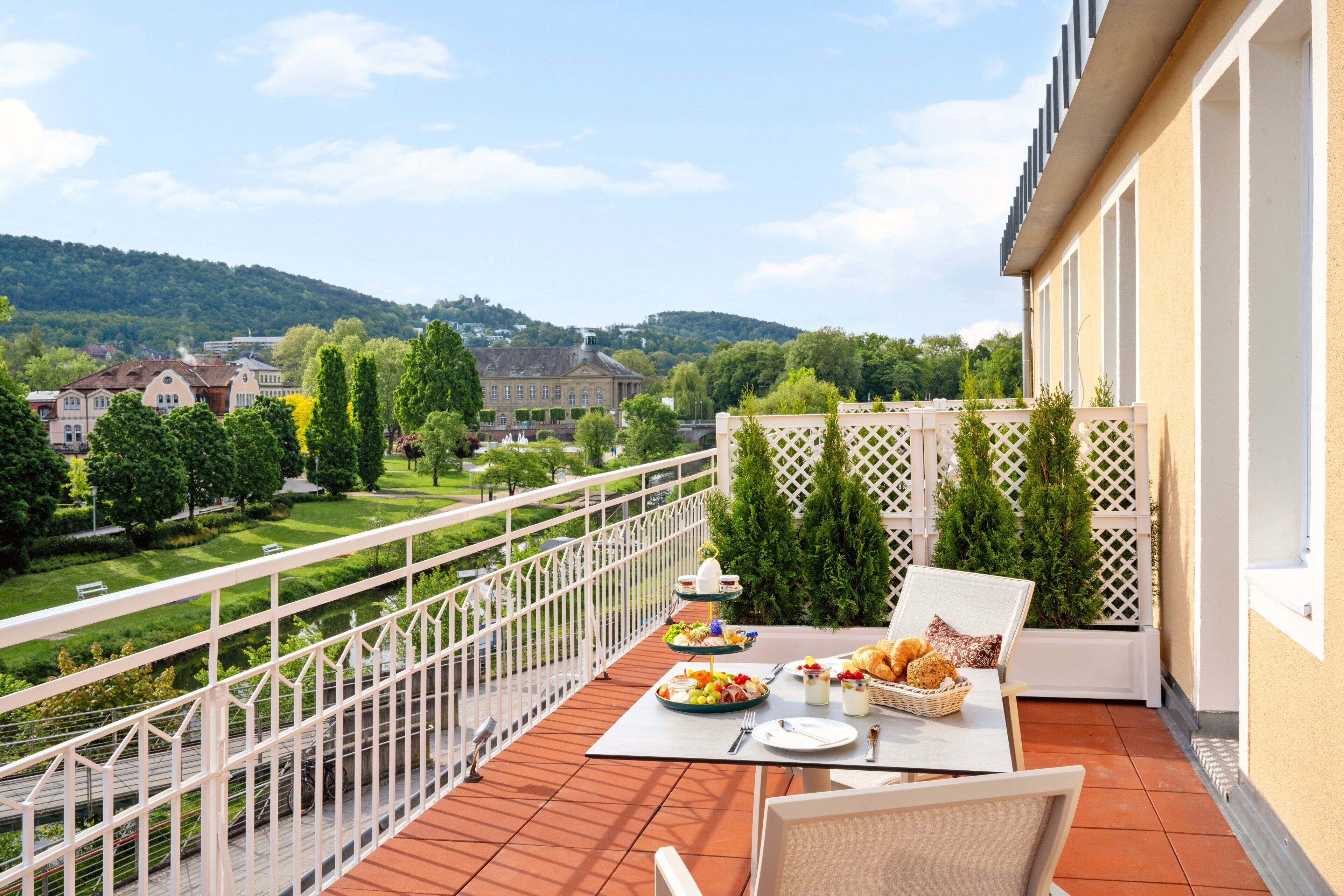 Junior Studio Suite, Balcony, City View | Outdoor dining