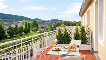 Junior Studio Suite, Balcony, City View | Outdoor dining