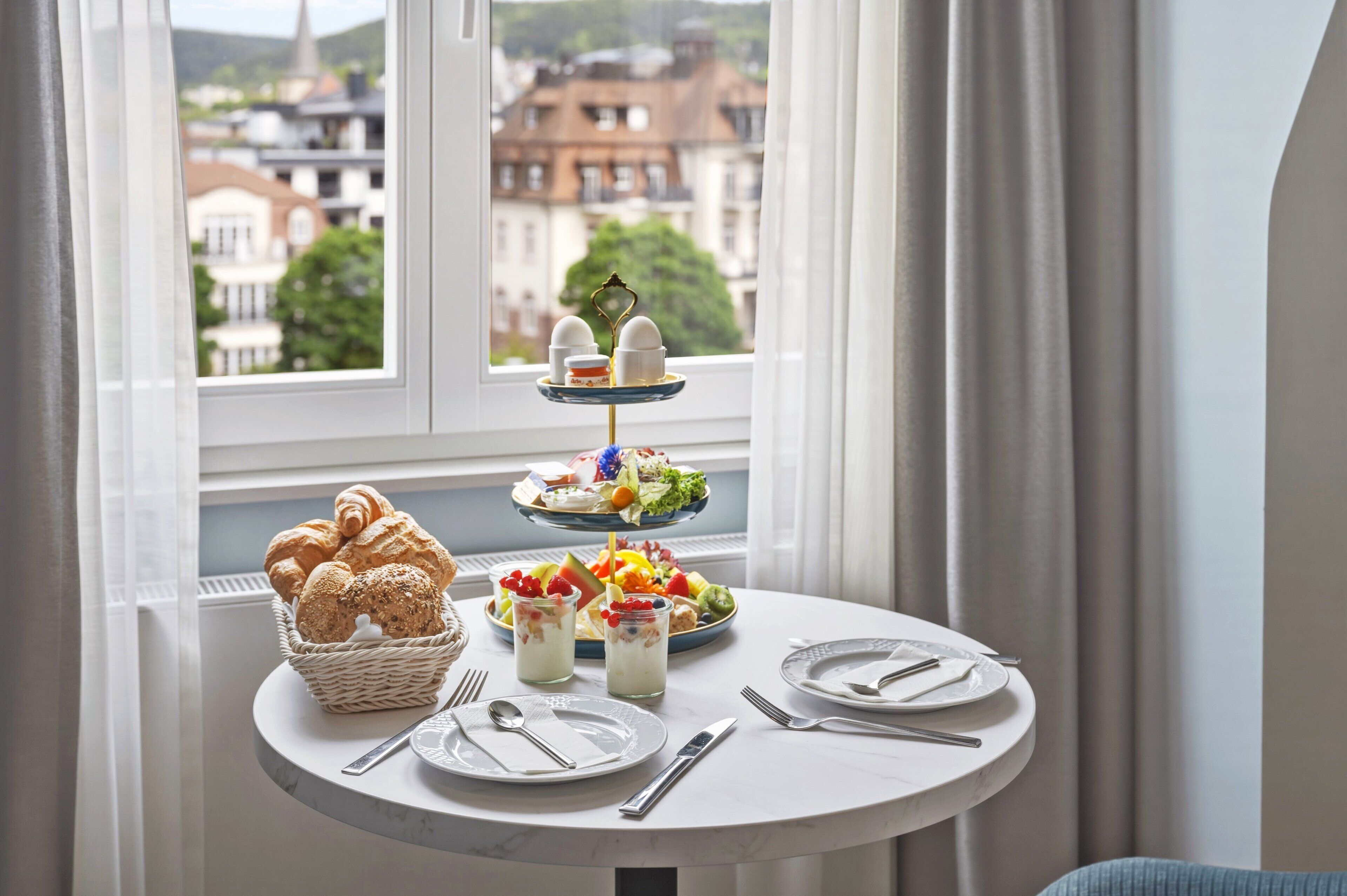 Luxe vierpersoonskamer, uitzicht op de stad | Dineren