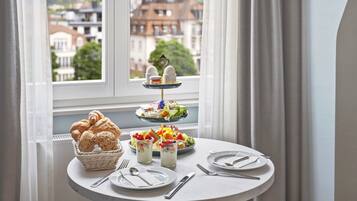 Luxe vierpersoonskamer, uitzicht op de stad | Dineren