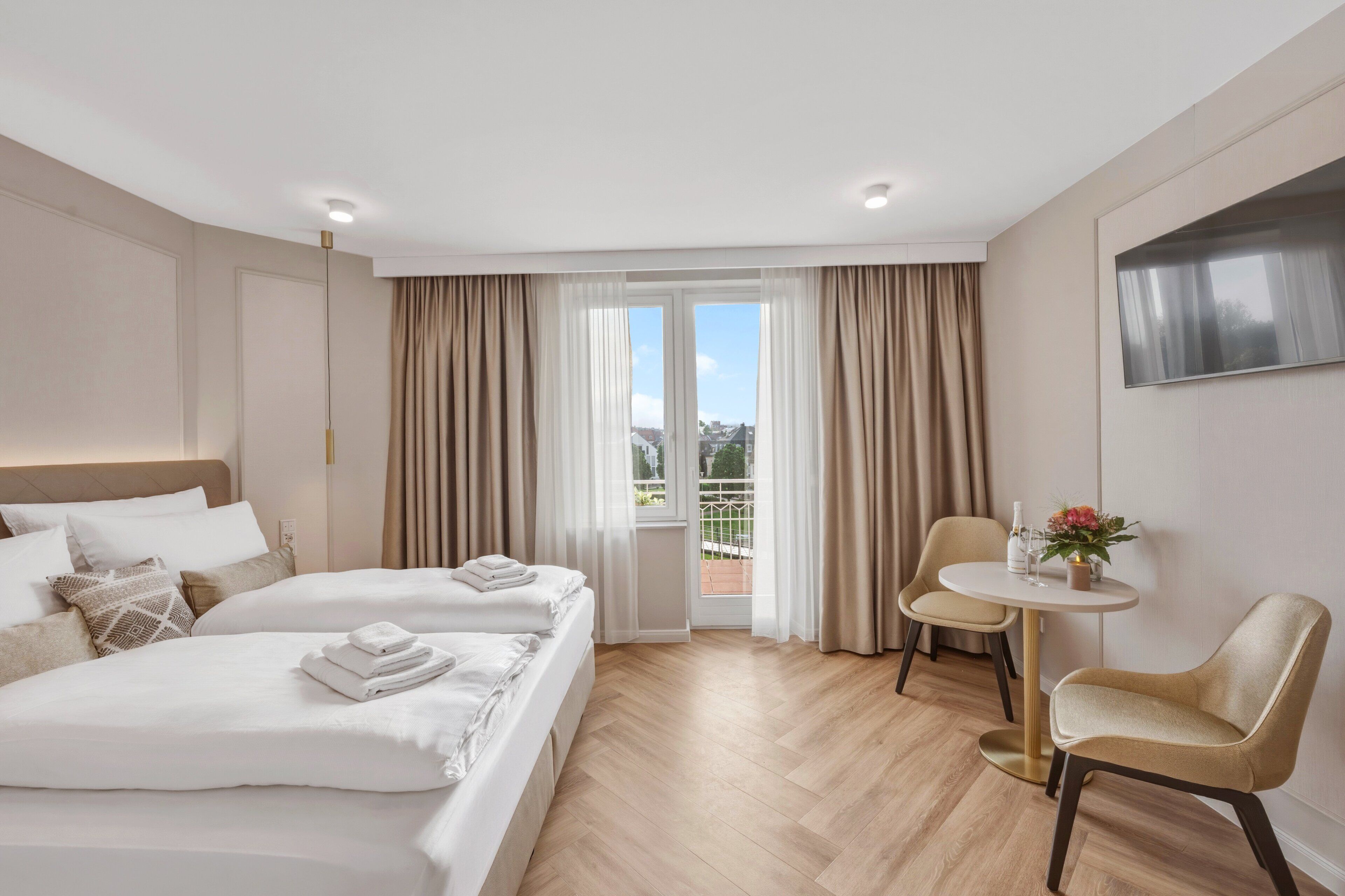 Luxury-Doppelzimmer, Balkon, Stadtblick | Zimmersafe, Schreibtisch, laptopgeeigneter Arbeitsplatz