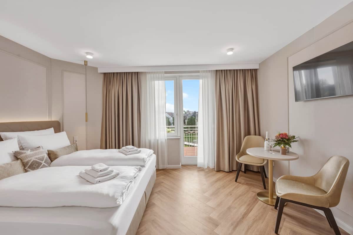 Luxury Double Room, Balcony, City View | Peti besi dalam bilik, meja, ruang kerja komputer riba, Wi-fi percuma 
