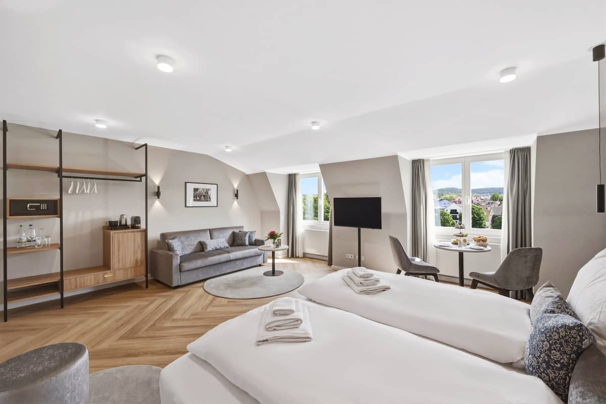 Luxury Quadruple Room, City View | Peti besi dalam bilik, meja, ruang kerja komputer riba, Wi-fi percuma 