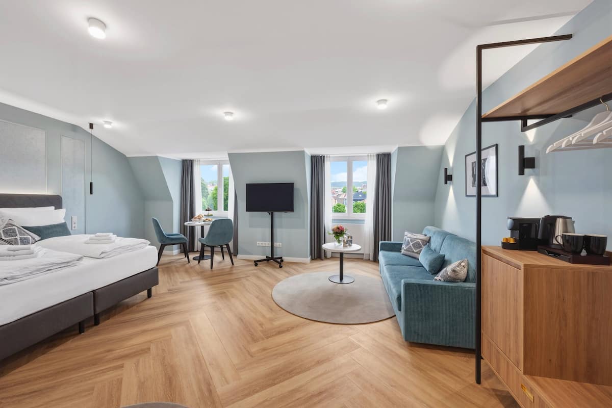 Luxury Quadruple Room, City View | Peti besi dalam bilik, meja, ruang kerja komputer riba, Wi-fi percuma 