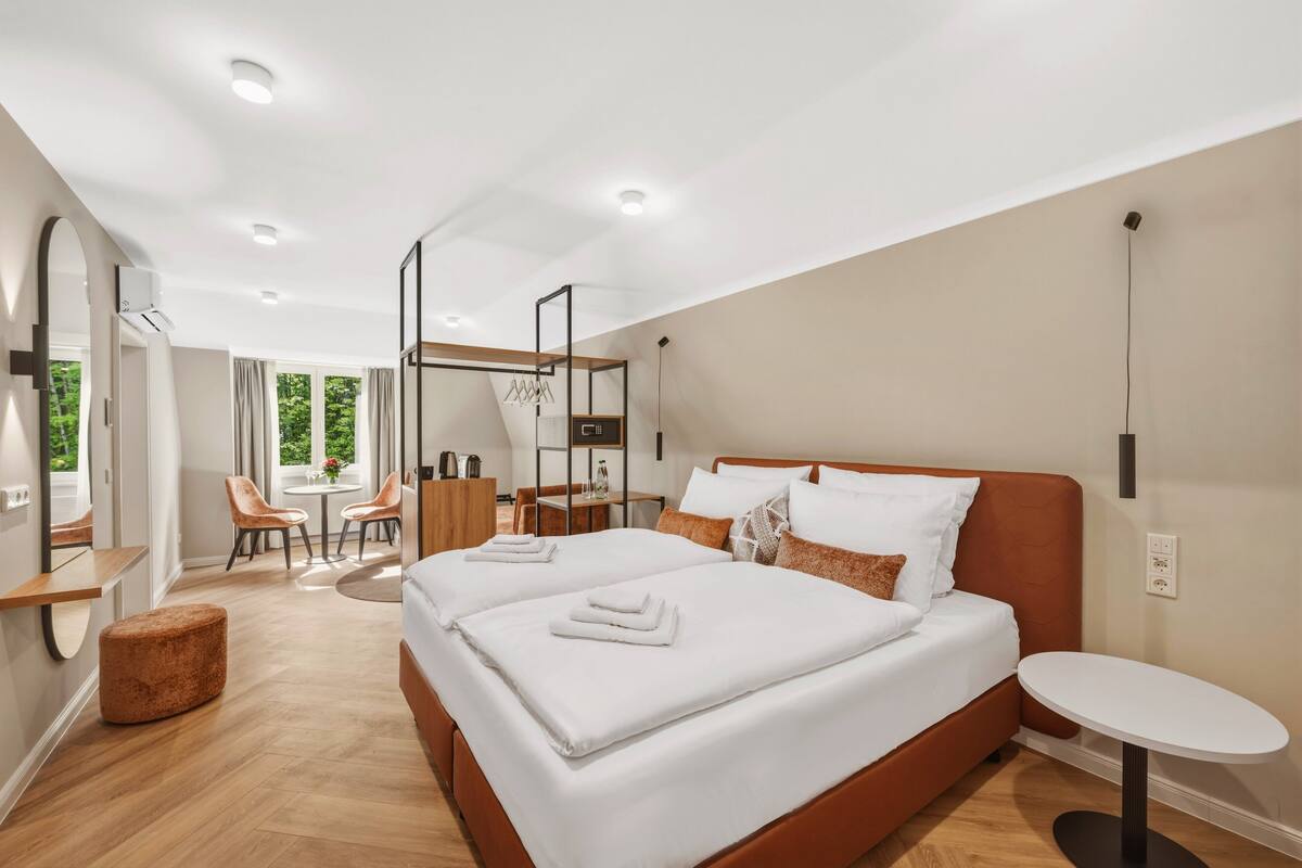 Superior Studio Suite, Garden View | Peti besi dalam bilik, meja, ruang kerja komputer riba, Wi-fi percuma 