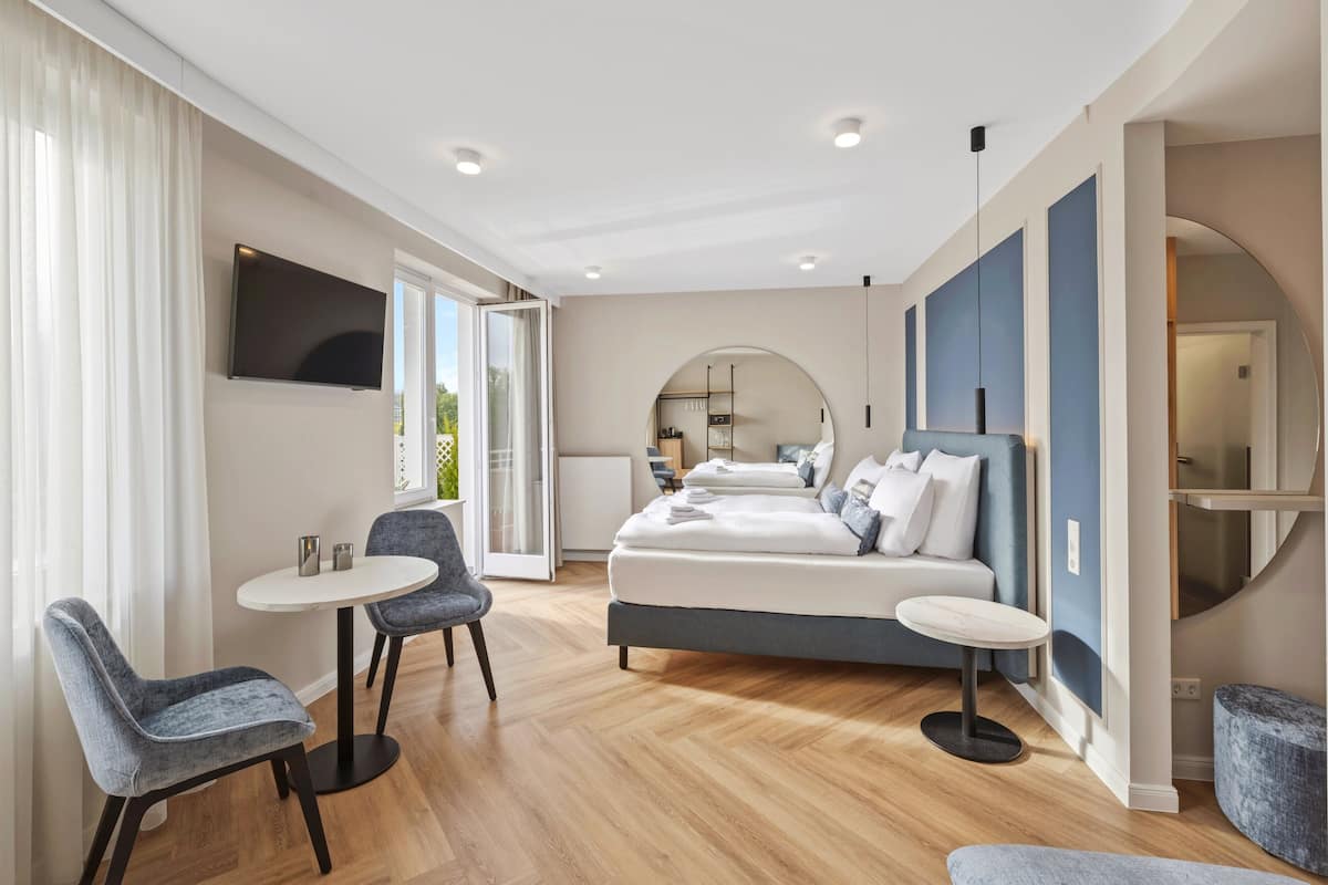Junior Studio Suite, Balcony, City View | Peti besi dalam bilik, meja, ruang kerja komputer riba, Wi-fi percuma 
