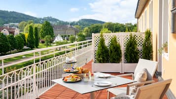 Luxury Double Room, Balcony, City View | Outdoor dining