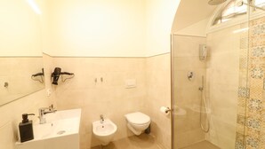 Ein Badezimmer mit Waschbecken, Bidet, Toilette und Dusche.