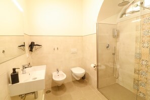 A bathroom with a sink, bidet, toilet, and shower. - Superior Room rom 1 to 2 person near San Pietro (Roma)