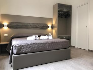 Internet, bed sheets - Superior Room for 1 to 2 persons St. Peter's Square Room 12 (Roma)