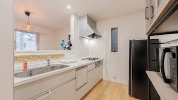 Fridge, microwave, stovetop, cookware/dishes/utensils