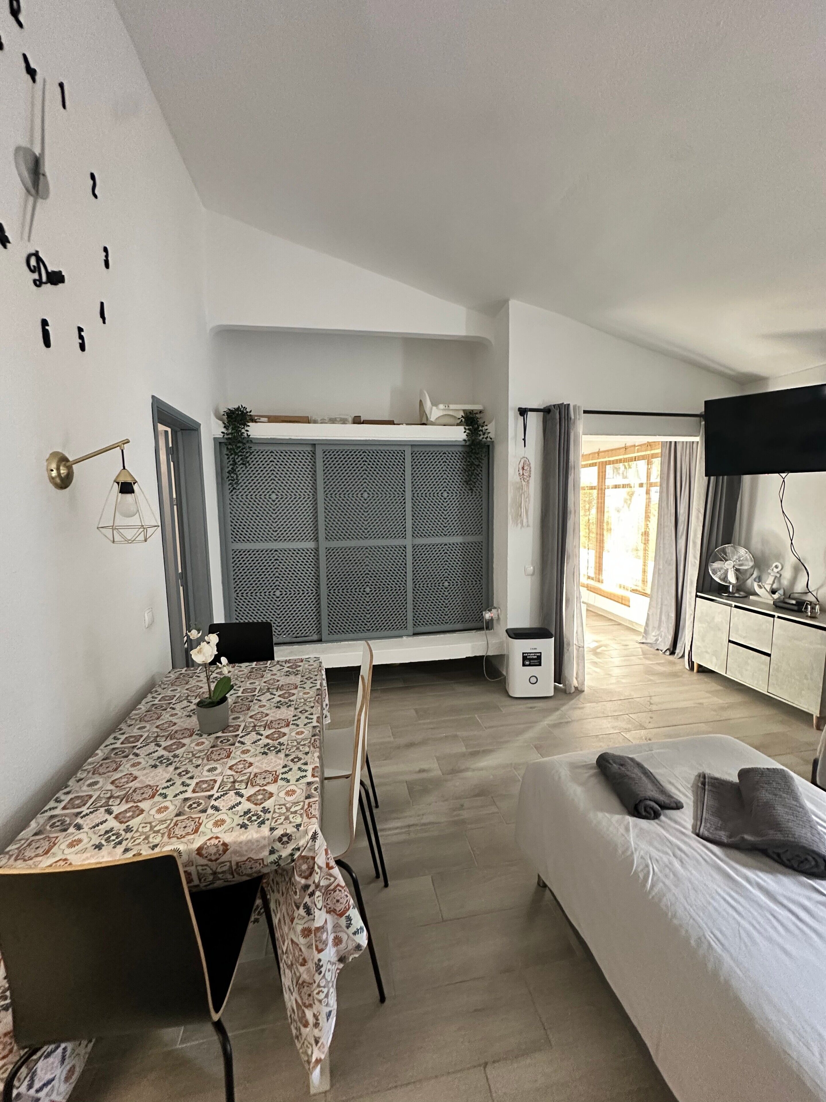 Iron/ironing board, WiFi, bed sheets