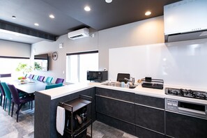 Eine moderne Küche mit Einbau-Mikrowelle, Herd und Spüle.