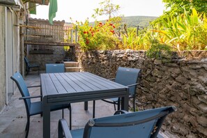 Outdoor dining - Holiday Home 'Maison Florian' with Private Terrace and Private Garden (Murato)